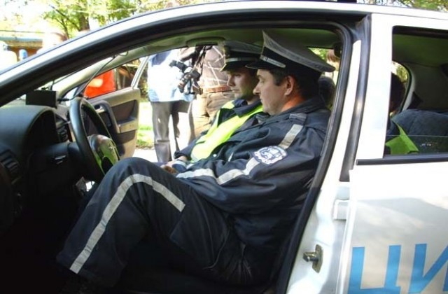 Полицията задържа две агресивни момичета