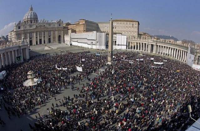 Ватикана отрича оттеглянето на папата да е заради гей скандал