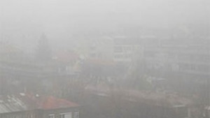 Мъглата се вдига пътищата са мокри