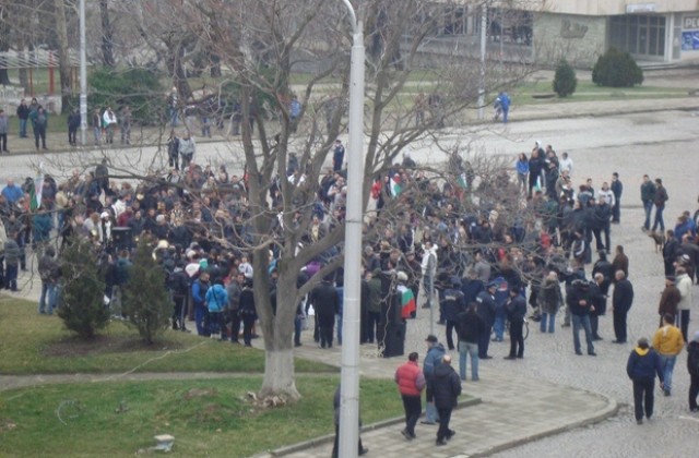 Хора се стичат на площад „Хаджи Димитър” за протеста
