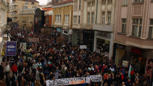 10 000 парализират центъра на Пловдив горят Конституцията