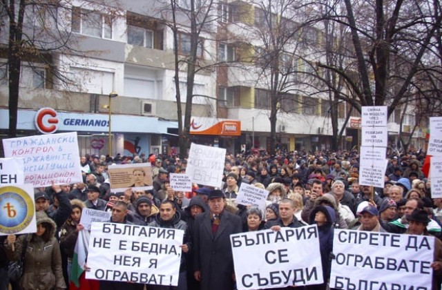 Хиляди излязоха на третия протест в Добрич