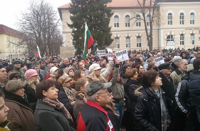 Протест във Враца - ден осми. Протестиращи отказват да блокират път