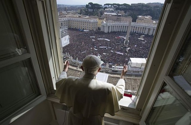 Бенедикт XVI се сбогува с вярващите
