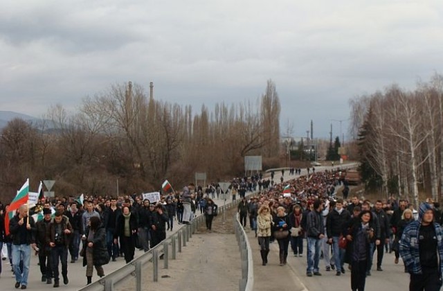 Перник блокира с протеста две магистрали