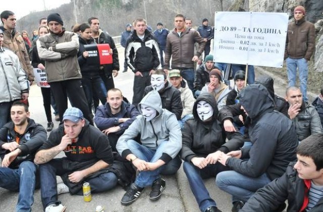 Протестиращи блокираха изхода на Ловеч за Троян