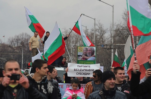 Напрежение на Орлов мост след мирното шествие в столицата