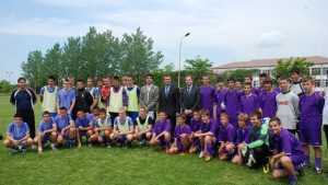 Подписаха договора за изкуствения терен в Спортното училище във В