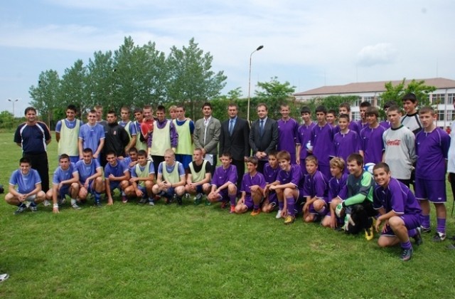 Подписаха договора за изкуствения терен в Спортното училище във В. Търново