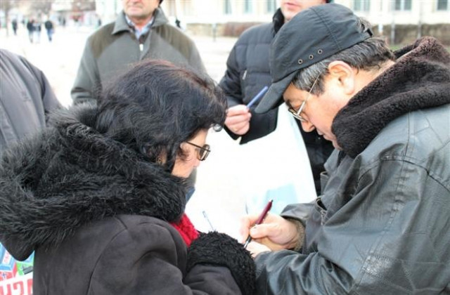 В Търговище протестиращите започнаха събирането на подписка