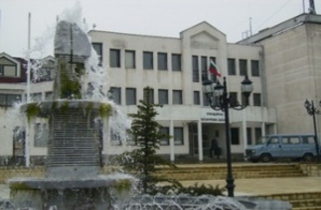 Община Сапарева баня назначава и съкращава служители, по закон