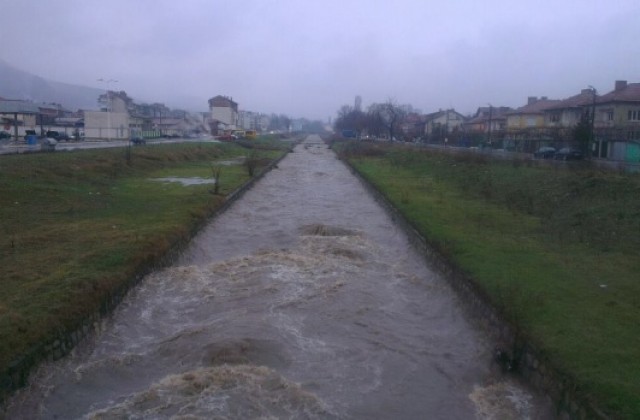 Река Банщица изпълни коритото си. Наводнени мазета и дворове