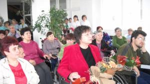 Безработни помагат на хора с увреждания