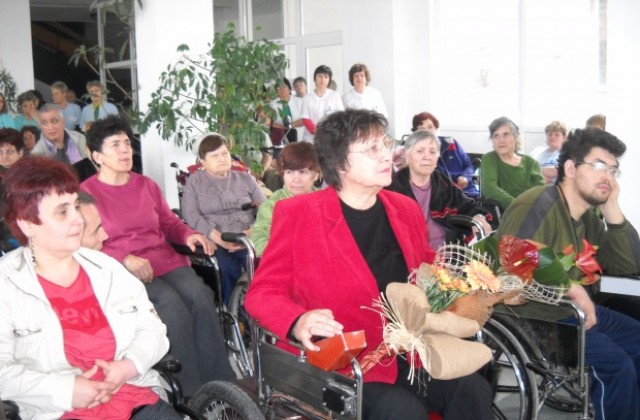 Безработни помагат на хора с увреждания