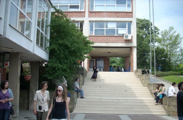 Уволниха дисциплинарно преподавателката, псувала студенти във ВТУ