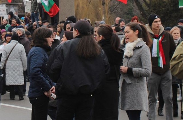 Граждани изгориха общите условия на Енерго-про на протеста в Габрово