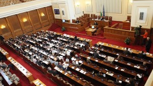 Депутатите обсъждат два варианта за решение след референдума за нова