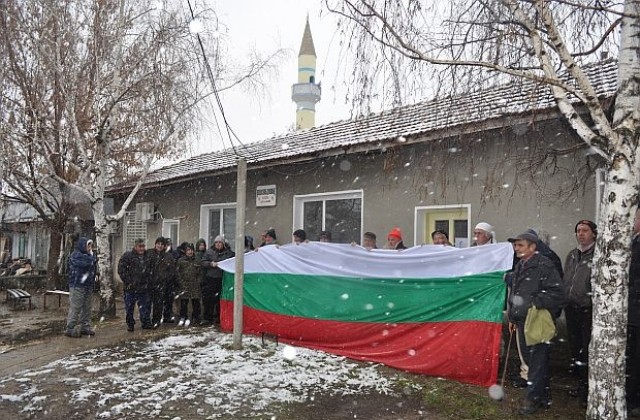 Петметров трибагреник развяха на протеста в Цар Калоян
