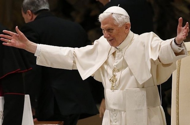 Папата се сбогува с вярващите