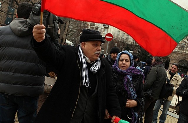 Мъж заплаши да се самозапали пред президентството в София