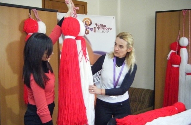 Мартеници ще украсят знакови места у нас и в чужбина