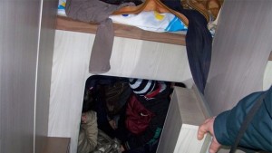 Спипаха 10 имигранти скрити в малък тайник в каравана