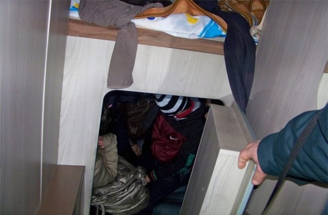 Спипаха 10 имигранти скрити в малък тайник в каравана