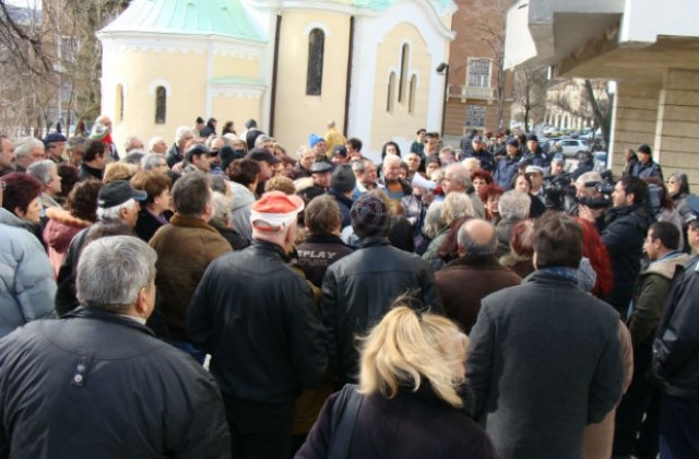 Перничани на бунт заради отказани помощи за земетресението