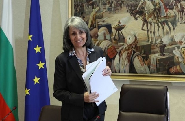 Маргарита Попова връчва дипломи на студенти от ВТУ