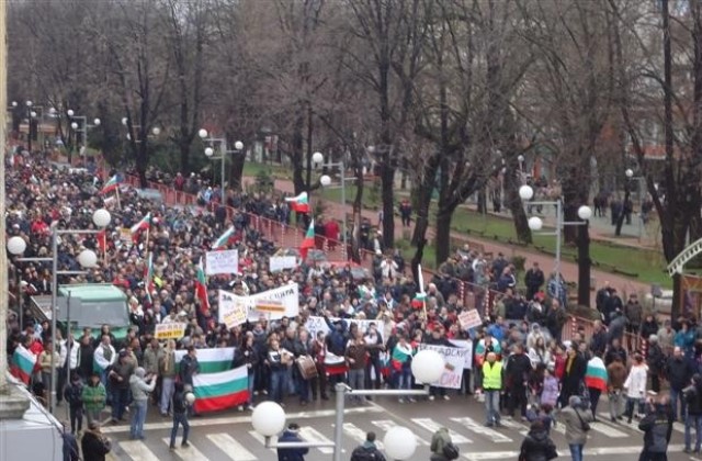 Кметът и протестиращи на среща, ще разискват новия общински заем