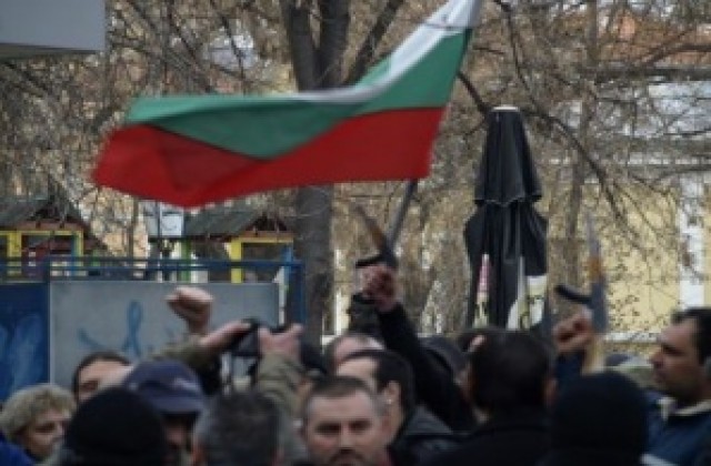 Превърнаха протестите в трагикомедия