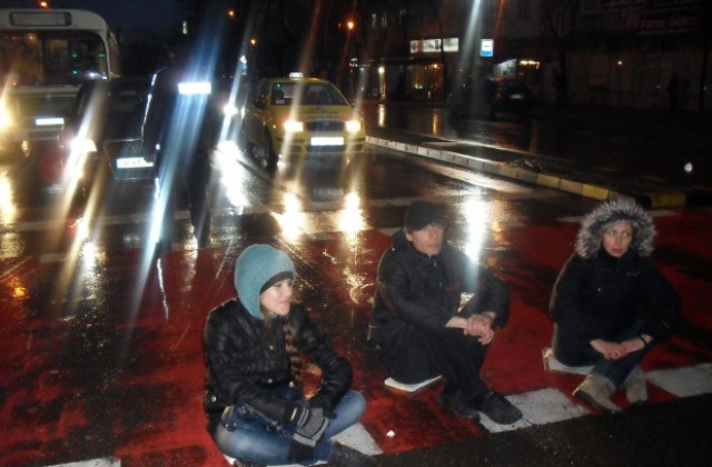 Протестът, ден 18: Стотици варненци протестираха отново, въпреки времето
