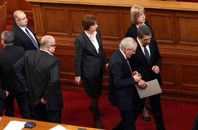 Предсрочните избори да са на 12 май, предлага президентът