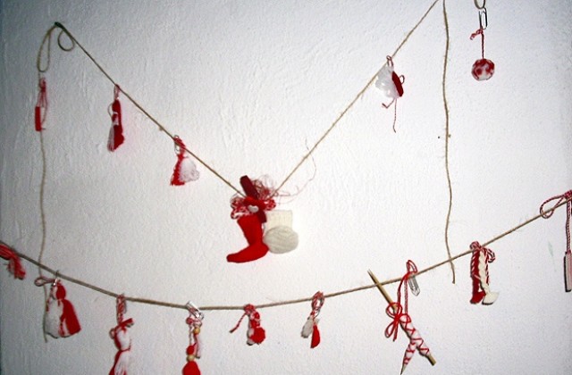 „Мартенички бели и червени за дечица мънички,засмени“