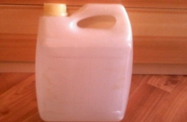 Механик точи бензин