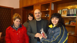 Ръчно изработени мартенички продаваха младежите от Дома в с Три