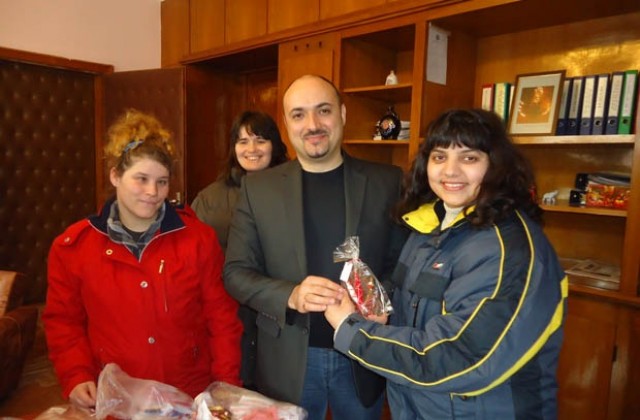 Ръчно изработени мартенички продаваха младежите от Дома в с. Три кладенци