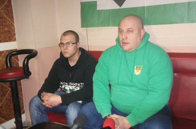 Футболни запалянковци от Враца в подкрепа на местния театър