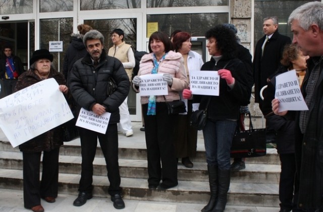 Лекари от В. Търново и Горна Оряховица излязоха на протест