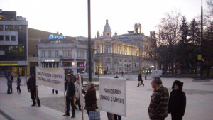 10 души на протест срещу банките