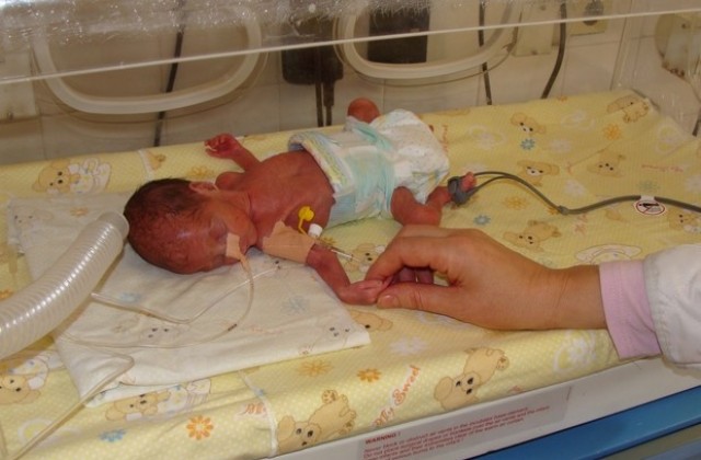 Бургаските лекари спасиха три недоносени бебета