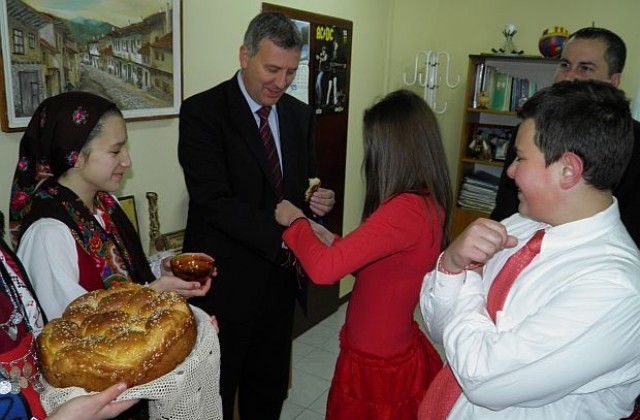 Закичиха с мартеници кмета на Разлог