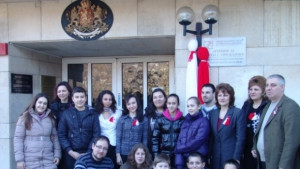 Деца закичиха с мартеници служителите в Областна администрация