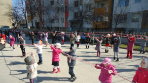 Деца от Силистра вързаха найдългата мартеница