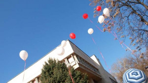 Бели и червени балони в небето над Видин