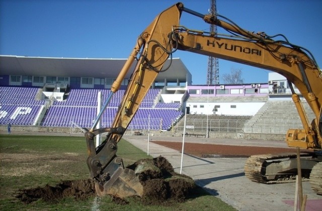 Багерът разкопа терена на Ивайло, кметът планира ремонти на осветлението и пистата