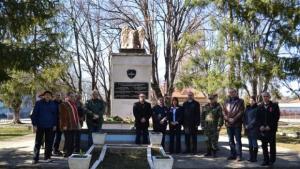 Паметна плоча на военни летци в Казанлък