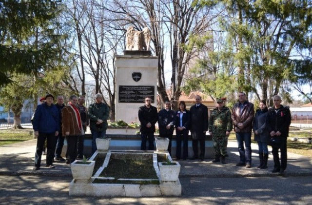 Паметна плоча на военни летци в Казанлък