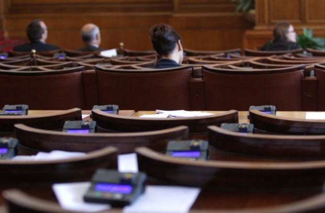Предсрочните избори хванаха партиите неподготвени