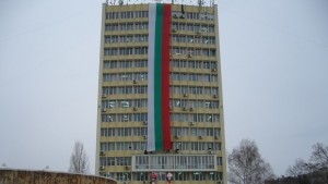 В Димитровград пак декорират общината с 32метров трикольор